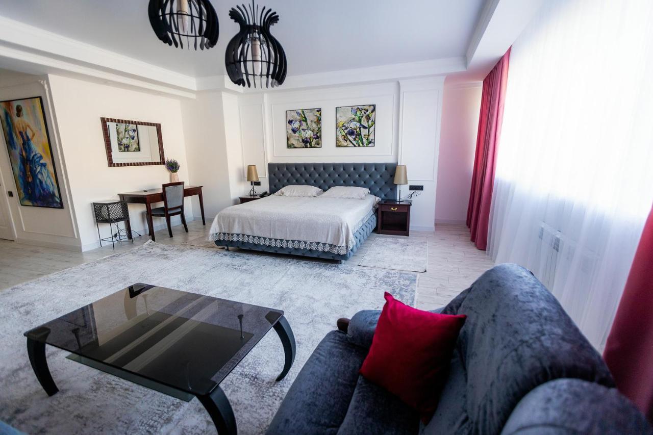 Metelitsa Hotel Karagandy エクステリア 写真